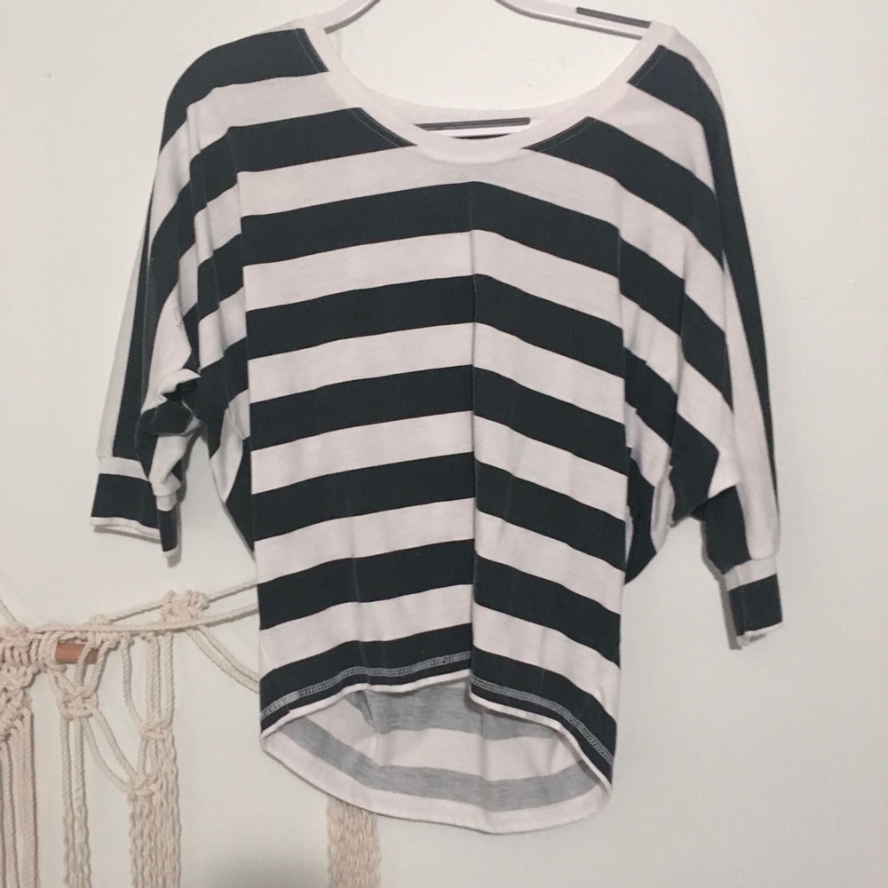 🤩Kardashian kollection black and white top